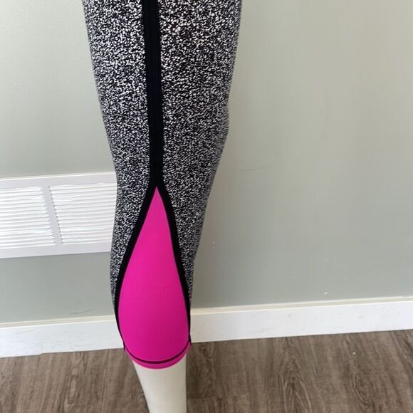 Lululemon size 10 capris - Picture 2 of 3